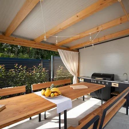 Tiki In For 16 Person With Heated Pool & Only 1 Km From The * Medulin