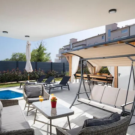 Tiki In For 16 Person With Heated Pool & Only 1 Km From The Medulin