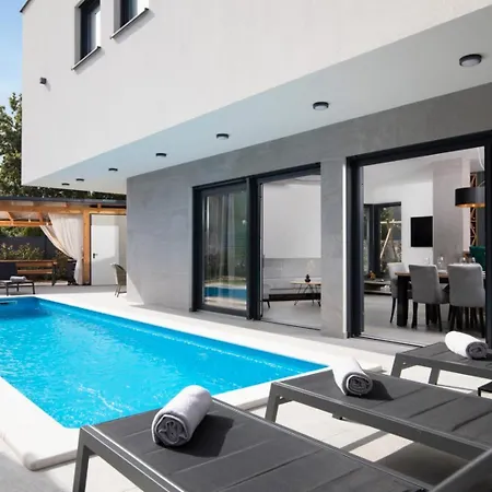 Tiki In For 16 Person With Heated Pool & Only 1 Km From The Villa
