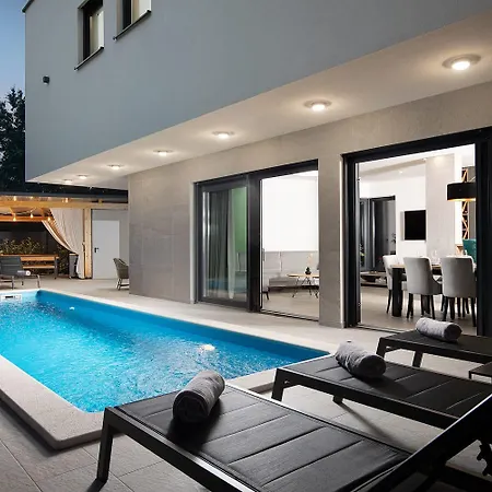 Tiki In For 16 Person With Heated Pool & Sauna Only 1 Km From The