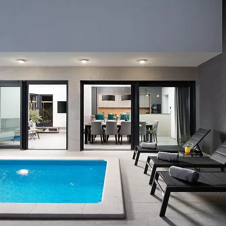 Villa Tiki In For 16 Person With Heated Pool & Only 1 Km From The *