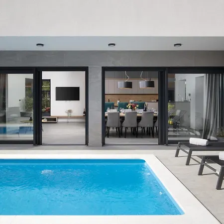 Tiki In For 16 Person With Heated Pool & Only 1 Km From The *