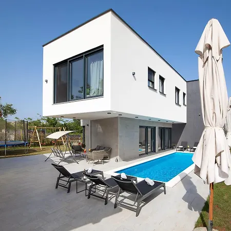 Villa Tiki In For 16 Person With Heated Pool & Only 1 Km From The *