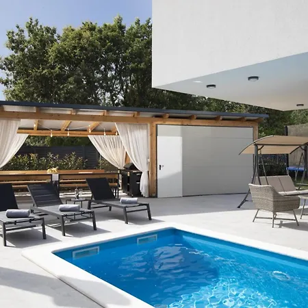 Tiki In For 16 Person With Heated Pool & Only 1 Km From The Medulin